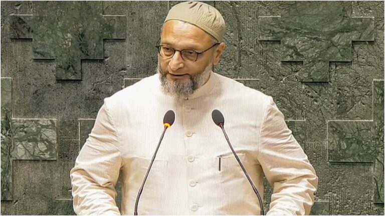 लोकसभा में शपथ के दौरान क्या-क्या हुआ?