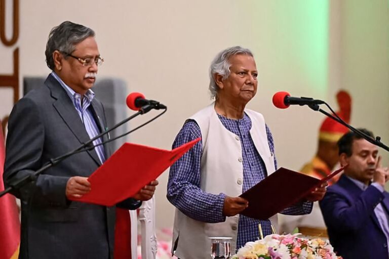 आखिर कौन है बांग्लादेश की अंतरिम सरकार के मुखिया?