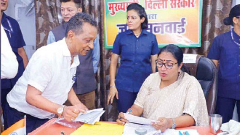 मुख्यमंत्री रेखा गुप्ता ने लगाया जनता मंच, सीधे सुनी लोगों की आवाज़