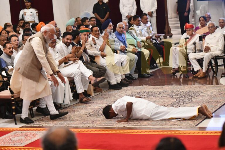 के पजानिवेल , राष्ट्रपति से पद्मश्री पुरस्कार लेने से पहले पीएम मोदी को किया दंडवत प्रणाम