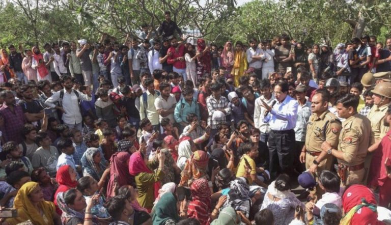 मजदूर आतंकवादी नहीं, अपनी मांगों को लेकर प्रदर्शन कर सकते हैं : सुप्रीम कोर्ट