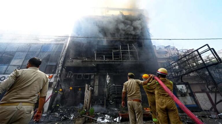 Lucknow Fire Tragedy : 15 मौतों के बाद प्रशासन पर उठे गंभीर सवाल, रिहायशी अनुमति वाली इमारत में कैसे चल रहा था कमर्शियल संस्थान?