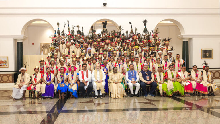 राष्ट्रपति भवन में पहली बार पारंपरिक वेशभूषा में पहुंचे बस्तरवासी, राष्ट्रपति द्रौपदी मुर्मु ने बस्तर पंडुम को बताया सांस्कृतिक अस्मिता का उत्सव