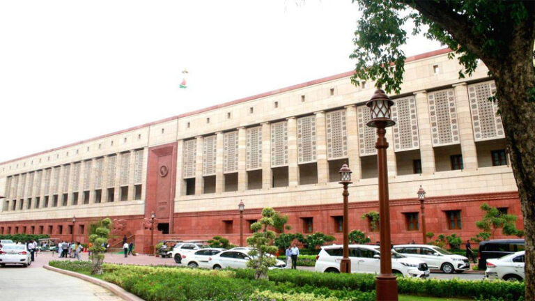 NEET, पेपर लीक और संसद: सरकार चर्चा को तैयार, विपक्ष पर राजनीतिकरण के आरोप