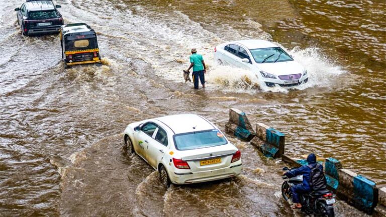 देशभर में मानसून का प्रहार: बाढ़-भूस्खलन से हाहाकार, दिल्ली-मुंबई पानी-पानी; पुणे में इमारत ढही