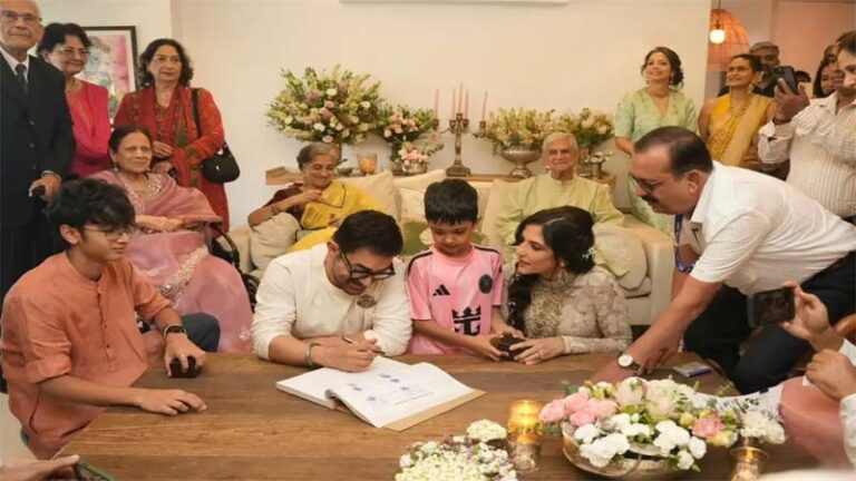Aamir Khan Wedding: आमिर खान और गौरी स्प्रैट बने जीवनसाथी, शादी की पहली तस्वीर आई सामने; पूर्व पत्नियां और बच्चे भी बने खास पल के गवाह