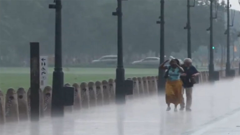 IMD Yellow Alert:दिल्ली-एनसीआर में झमाझम बारिश से बदला मौसम, गर्मी और उमस से मिली राहत