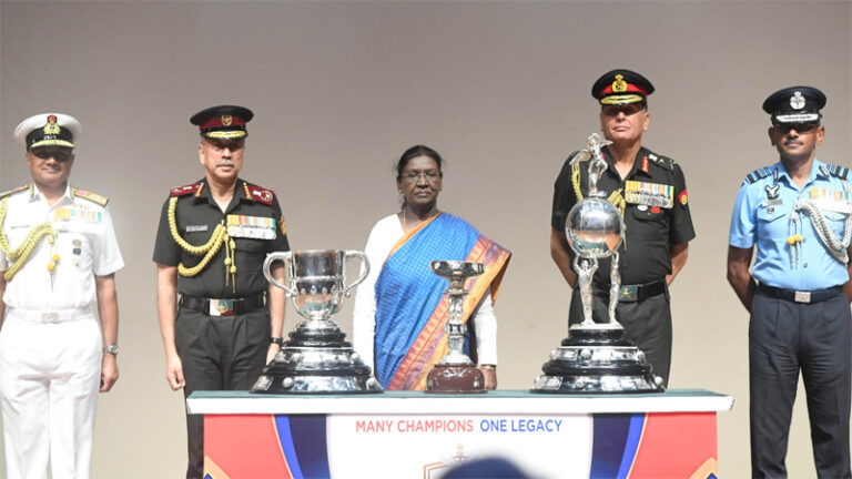 राष्ट्रपति द्रौपदी मुर्मु ने डूरंड कप 2026 की ट्रॉफियों का किया अनावरण, खिलाड़ियों को दी शुभकामनाएं