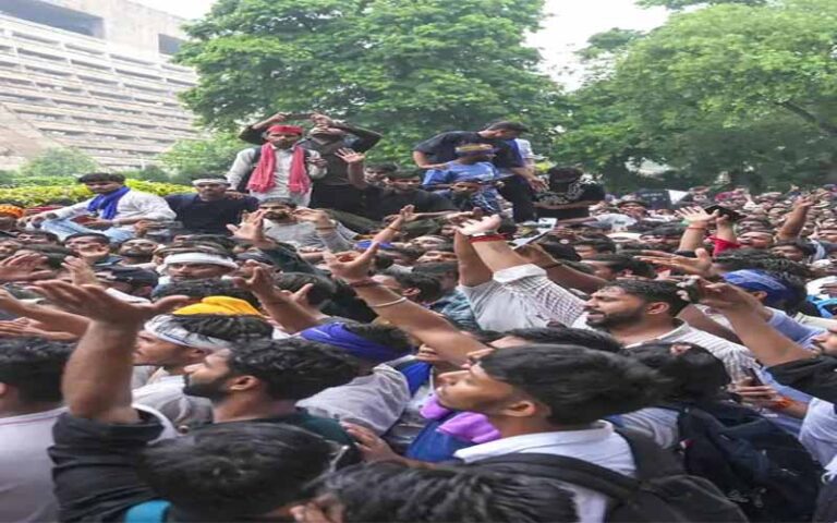 जंतर-मंतर पर प्रदर्शन के दौरान तनाव, लाठीचार्ज के दावों के बीच दिल्ली पुलिस ने अफवाहों से बचने की अपील की