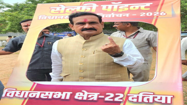 दतिया उपचुनाव: मतदान के बीच नरोत्तम मिश्रा का बड़ा दावा, बोले- जनता विकास के नाम पर भाजपा को जिताएगी