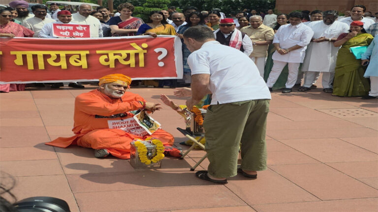 संसद परिसर में संत वेश धारण कर प्रदर्शन को बताया सनातन आस्था का अपमान; लोकसभा अध्यक्ष से कार्रवाई और कानूनी कदम उठाने की चेतावनी