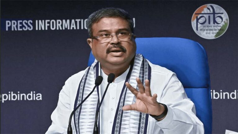 सरकार के लिए मुश्किलें बढ़ाकर गए धर्मेंद्र प्रधान: इस्तीफे ने खड़े किए कई राजनीतिक सवाल