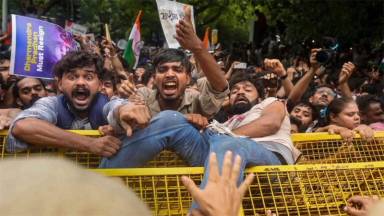 NEET पेपर लीक विवाद: प्रदर्शनकारी छात्रों पर नहीं होगी कानूनी कार्रवाई, केंद्र सख्त कानून लाने की तैयारी में