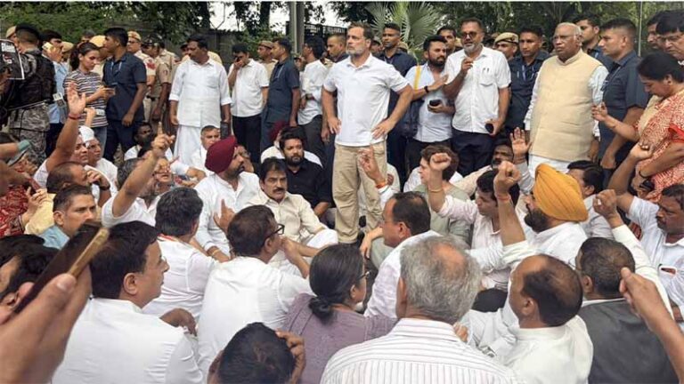 पीएम आवास के बाहर कांग्रेस का प्रदर्शन, राहुल-प्रियंका ने किया धरना; प्रधानमंत्री, गृह मंत्री और शिक्षा मंत्री के इस्तीफे की मांग