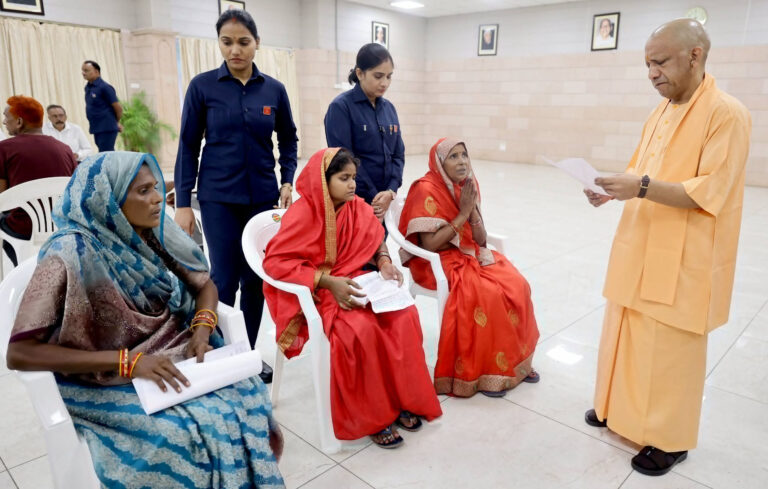 जनता दर्शन में मुख्यमंत्री योगी ने सुनीं लोगों की समस्याएं, समयबद्ध समाधान के दिए निर्देश