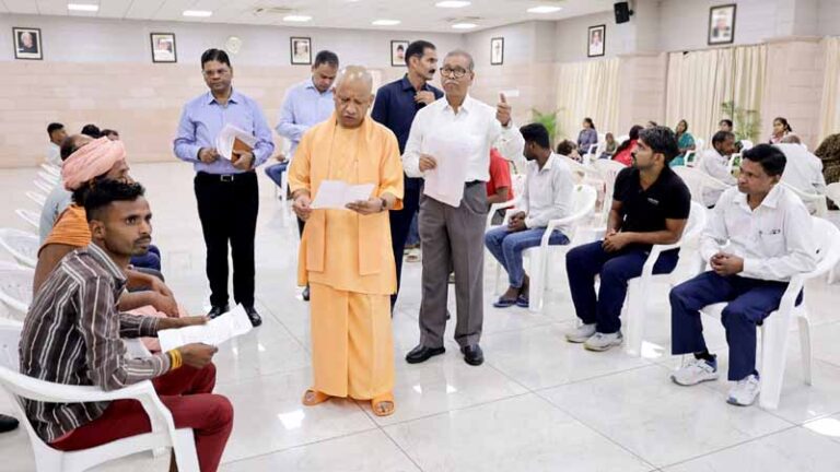 मेहनत से खेलिए, पदक जीतिए और सरकारी नौकरी में प्राथमिकता लीजिएः CM Yogi