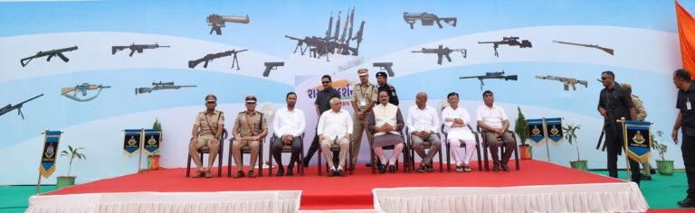 अमरेली में मुख्यमंत्री भूपेंद्र पटेल ने आधुनिक हथियार प्रदर्शनी का किया निरीक्षण, सुरक्षा बलों की तैयारियों की ली जानकारी