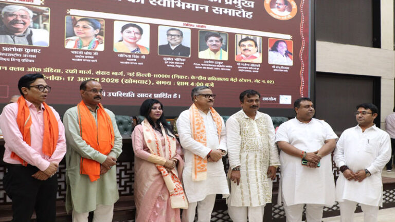 दिल्ली में माँ दुर्गा का विसर्जन: आस्था और पर्यावरण के बीच संतुलन जरूरी