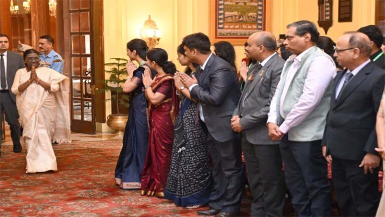 राष्ट्रपति द्रौपदी मुर्मु ने भारतीय सांख्यिकी सेवा के प्रशिक्षु अधिकारियों से कहाः नागरिकों, शोधकर्ताओं और नीति-निर्माताओं की आंकड़ों तक पहुंच बढ़ाएं