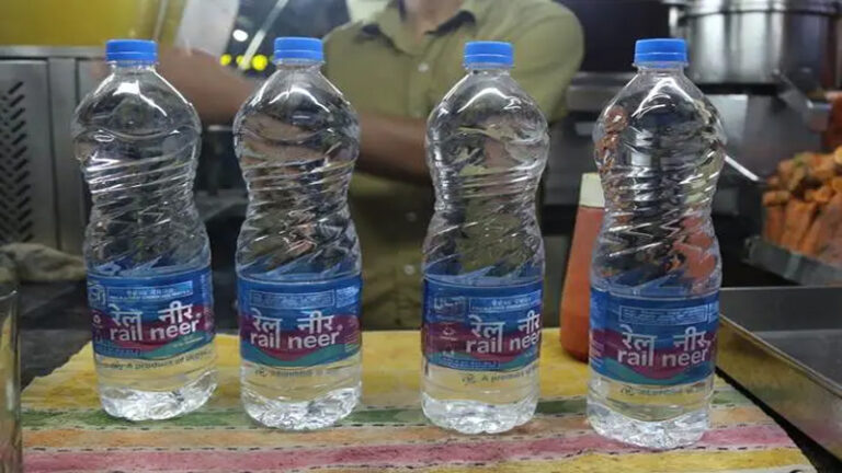 देशभर में 19 रेल नीर संयंत्रों से यात्रियों को मिल रहा सुरक्षित पेयजल, हर प्लांट की क्षमता 1 लाख बोतल प्रतिदिन