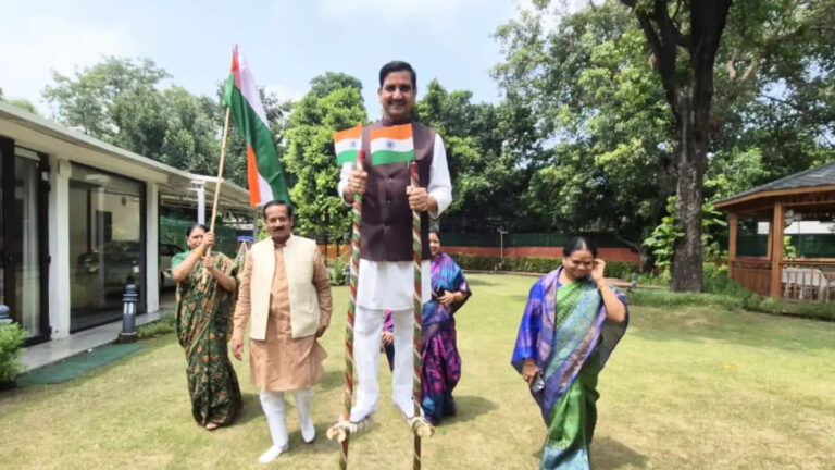 हरेली तिहार पर छत्तीसगढ़ी संस्कृति में रंगे सांसद साथी