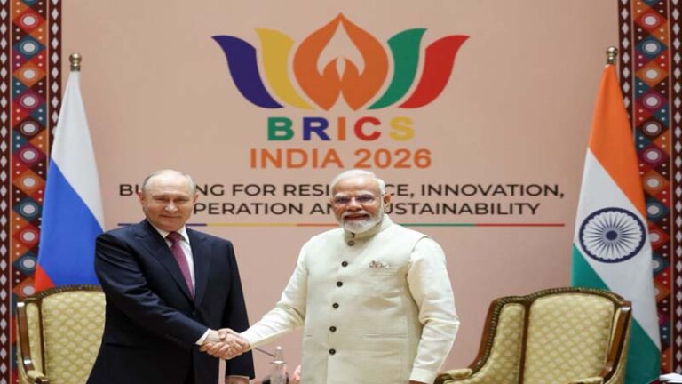मोदी-पुतिन की मुलाकात: गर्मजोशी से गले मिले, हाथ मिलाया और संत तिरुवल्लुवर की पुस्तक का रूसी संस्करण भेंट किया