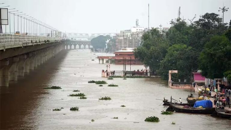 पटना में गंगा ने तोड़ा 10 साल का रिकॉर्ड, बिहार की कई नदियां लाल निशान के पार