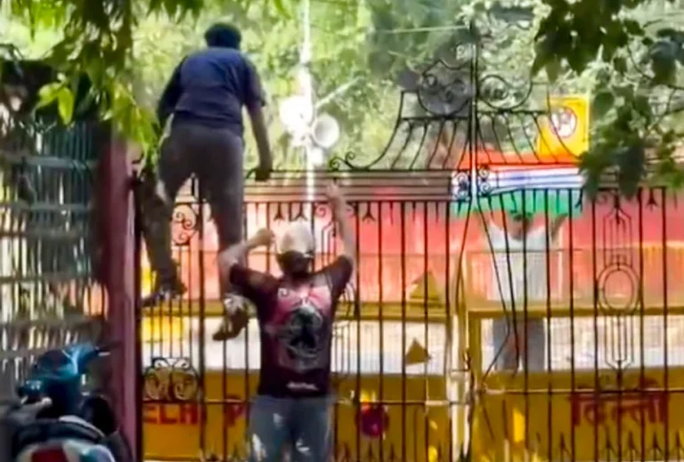 पुलिस को चकमा देकर सीजेपी कार्यकर्ता रांका-दास के नेतृत्व में जंतर-मंतर पहुंच गए